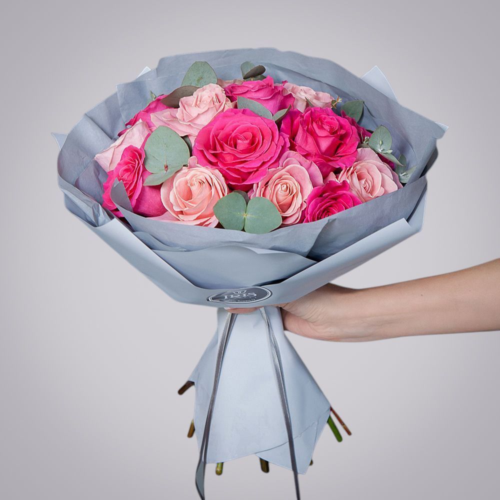 монобукет из 15 малиново-розовых роз микс 4 в упаковке с тишью 