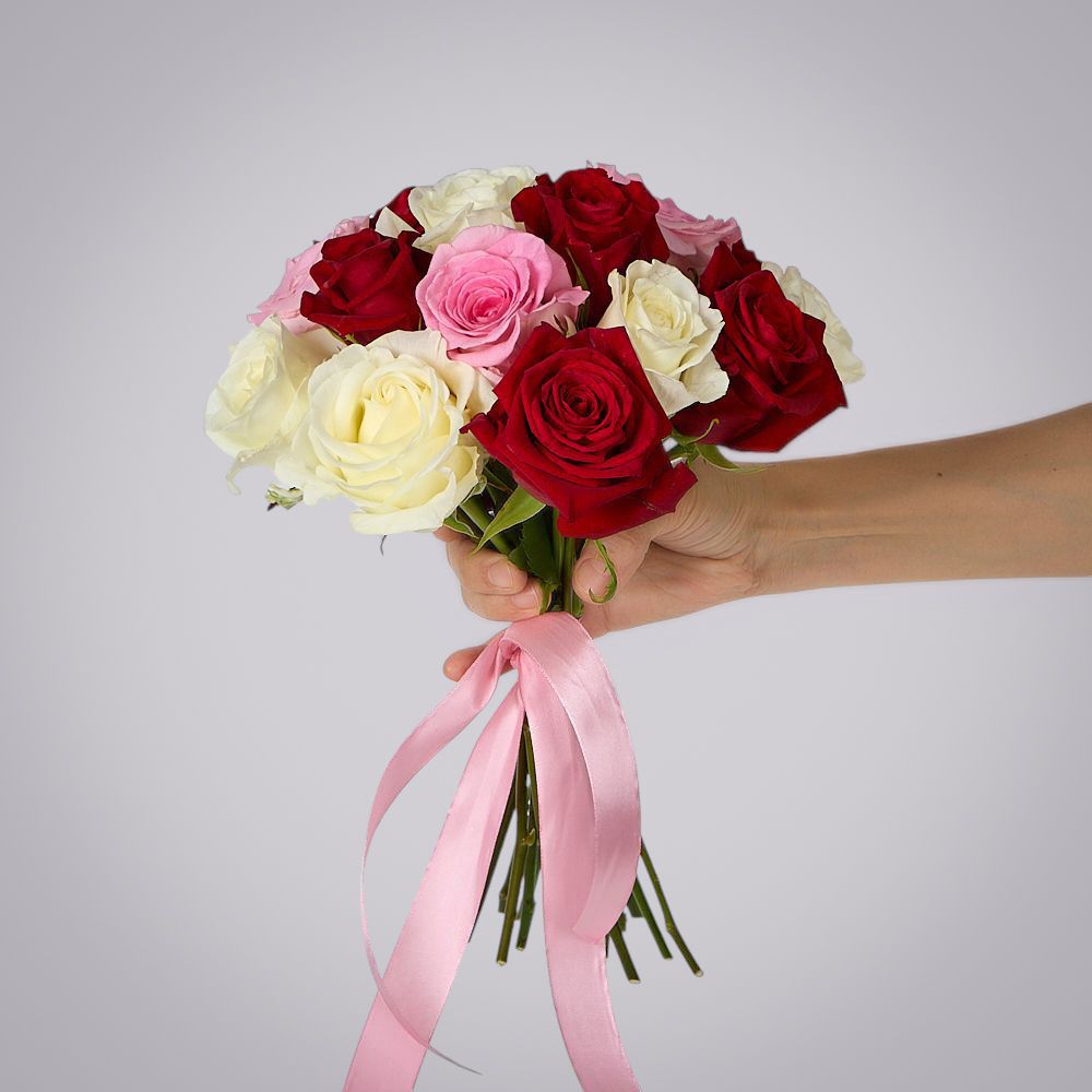 монобукет из 15 роз микс россия под ленту  