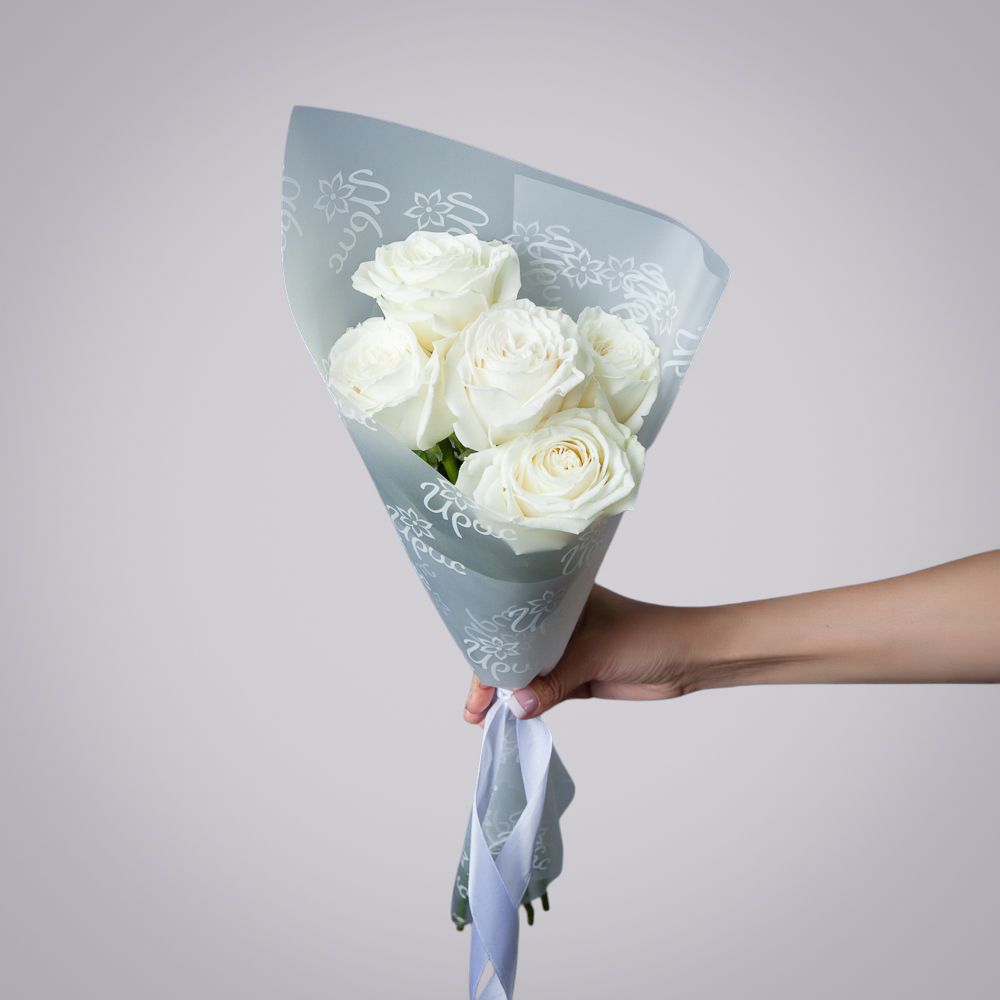 монобукет 5 пионовидных роз "playa blanca" в упаковке 