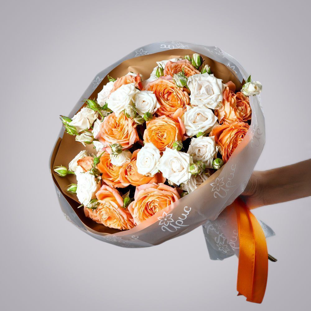 монобукет 9 кустовых роз в упаковке с тишью  монобукет 9 кустовых роз в упаковке с тишью