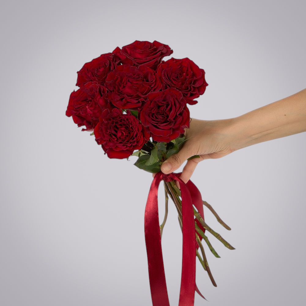 монобукет 7 пионовидных роз "hearts" под ленту 