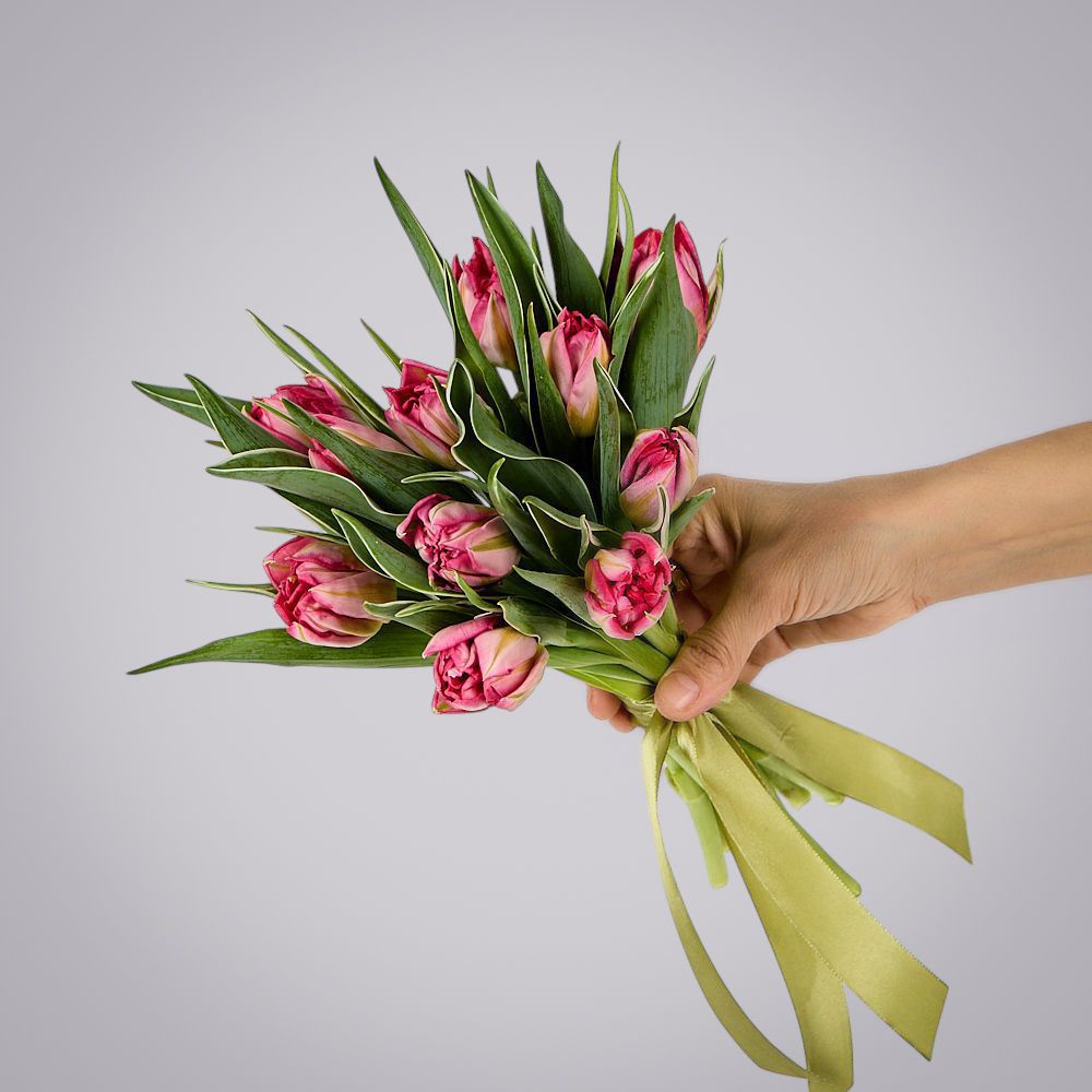 монобукет из 11 розовых тюльпанов под ленту 