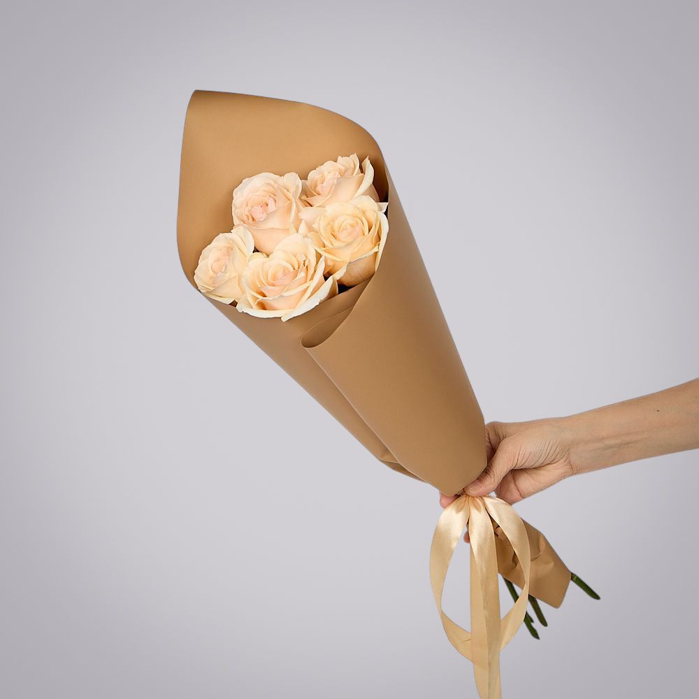 монобукет из 5 роз “favourite” в упаковке 