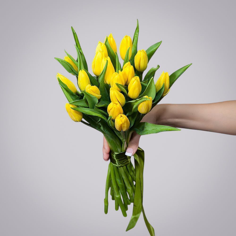монобукет из 19 желтых тюльпанов 