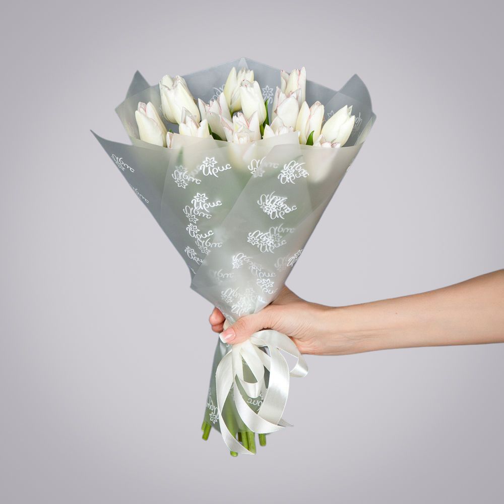 монобукет из 17 белых тюльпанов в упаковке 