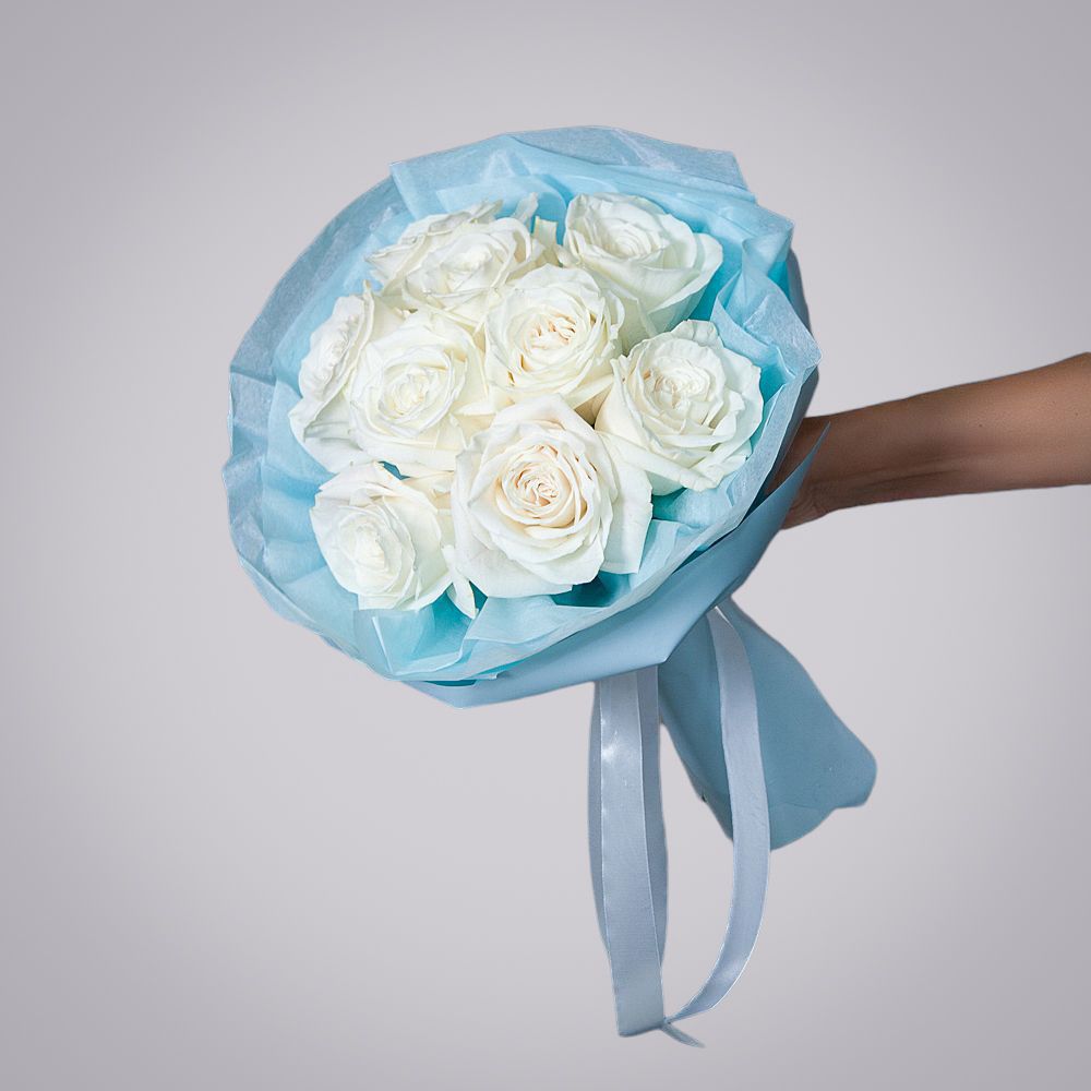 монобукет 9 пионовидных роз "playa blanca" в упаковке с тишью 