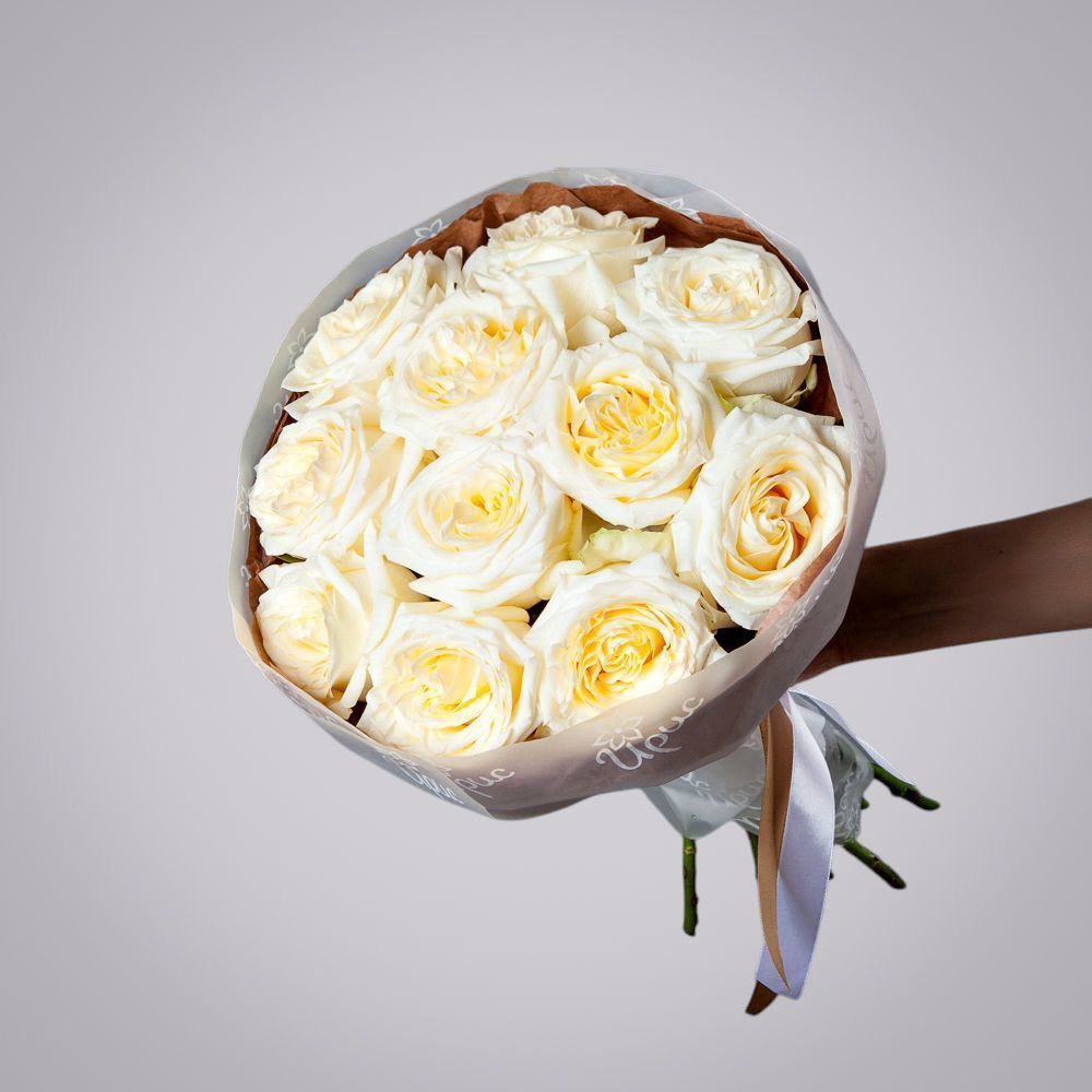 монобукет из 11 пионовидных роз "candlelight" в упаковке 