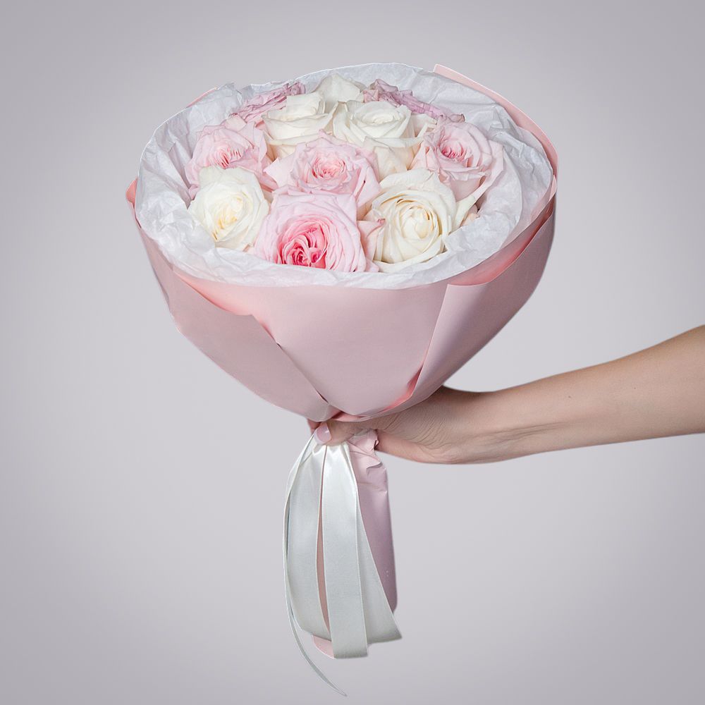 монобукет бело-розовый микс из 11 эквадорских роз в упаковке с тишью 