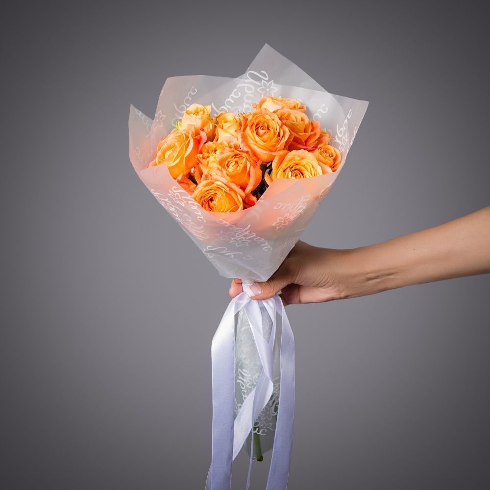 монобукет 5 кустовых роз "apricot lace"  в белой упаковке 