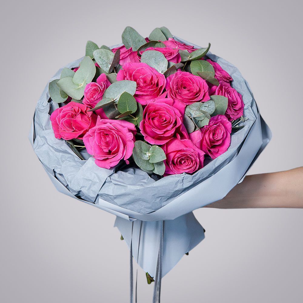 монобукет из 15 малиновых роз микс 3 в упаковке с тишью 