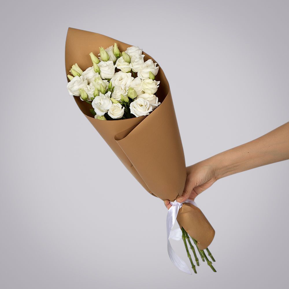 монобукет из 5 белых лизиантусов в упаковке 