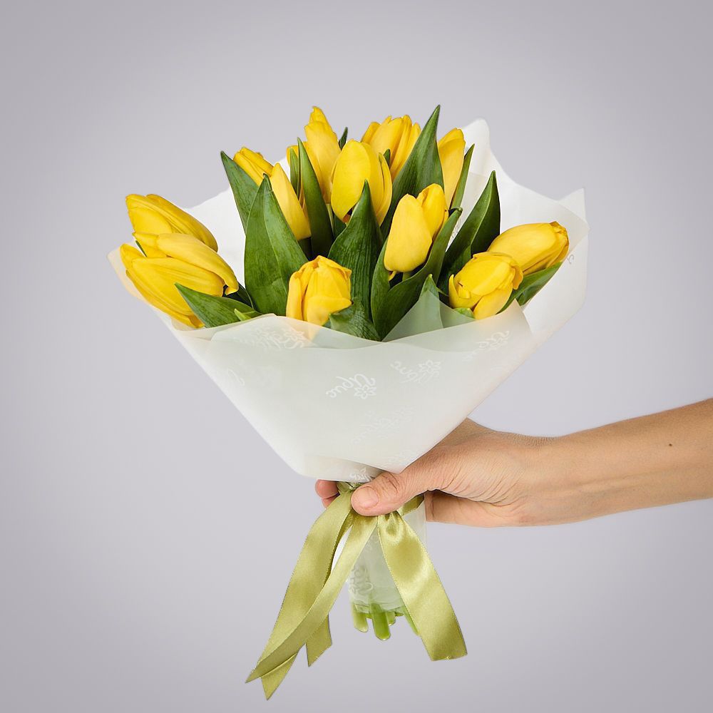 монобукет из 11 желтых тюльпанов в упаковке 