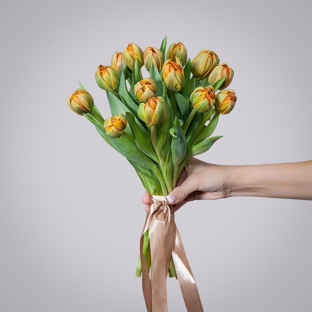 монобукет из 15 оранжевых тюльпанов под ленту 