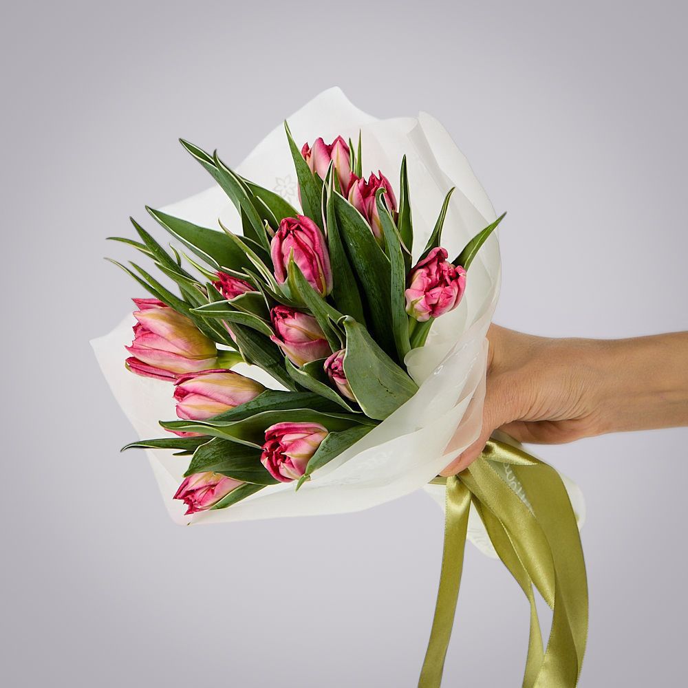 монобукет из 11 розовых тюльпанов в упаковке 