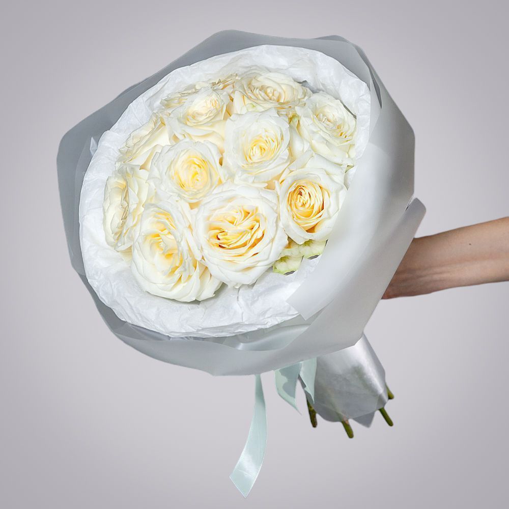 монобукет из 11 пионовидных роз "candlelight" в белой упаковке с тишью 
