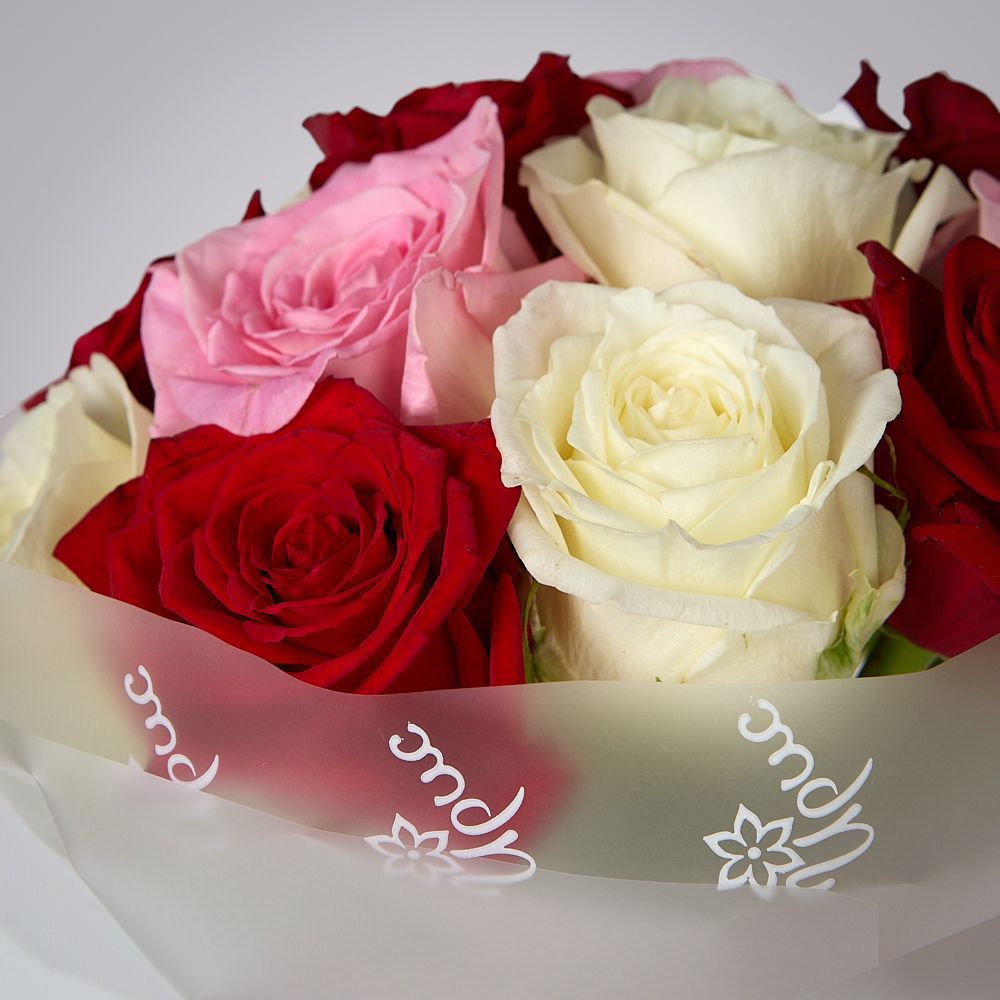 монобукет из 15 роз микс россия в упаковке  