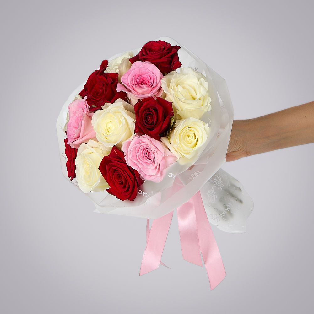 монобукет из 15 роз микс россия в упаковке  