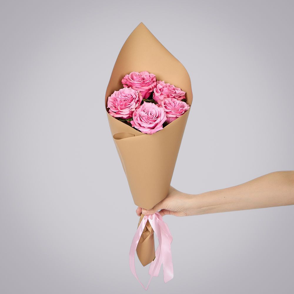 монобукет из 5 пионовидных роз “country blues” в упаковке 