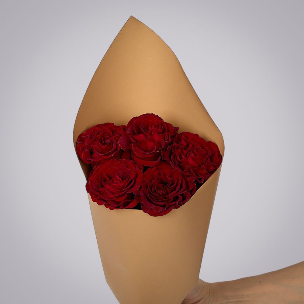 монобукет из 5 пионовидных роз "hearts" в упаковке 