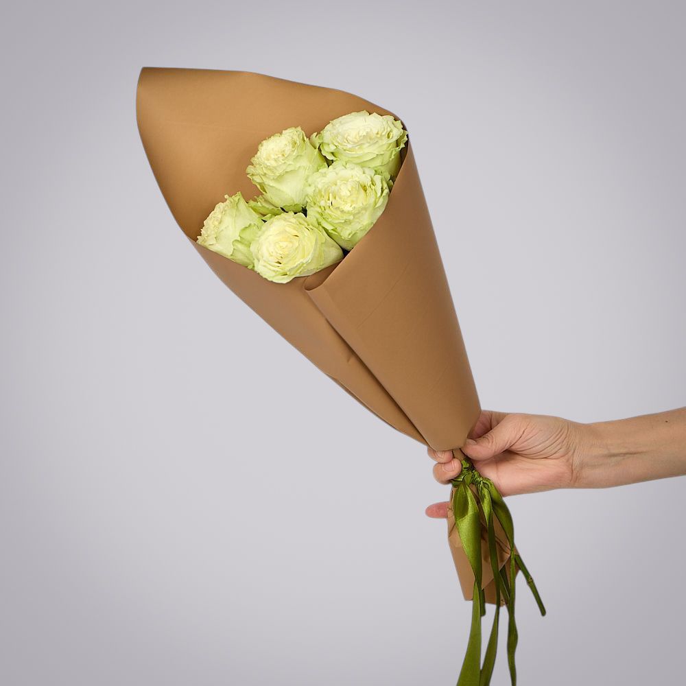 монобукет из 5 пионовидных роз "lemonade" в упаковке 