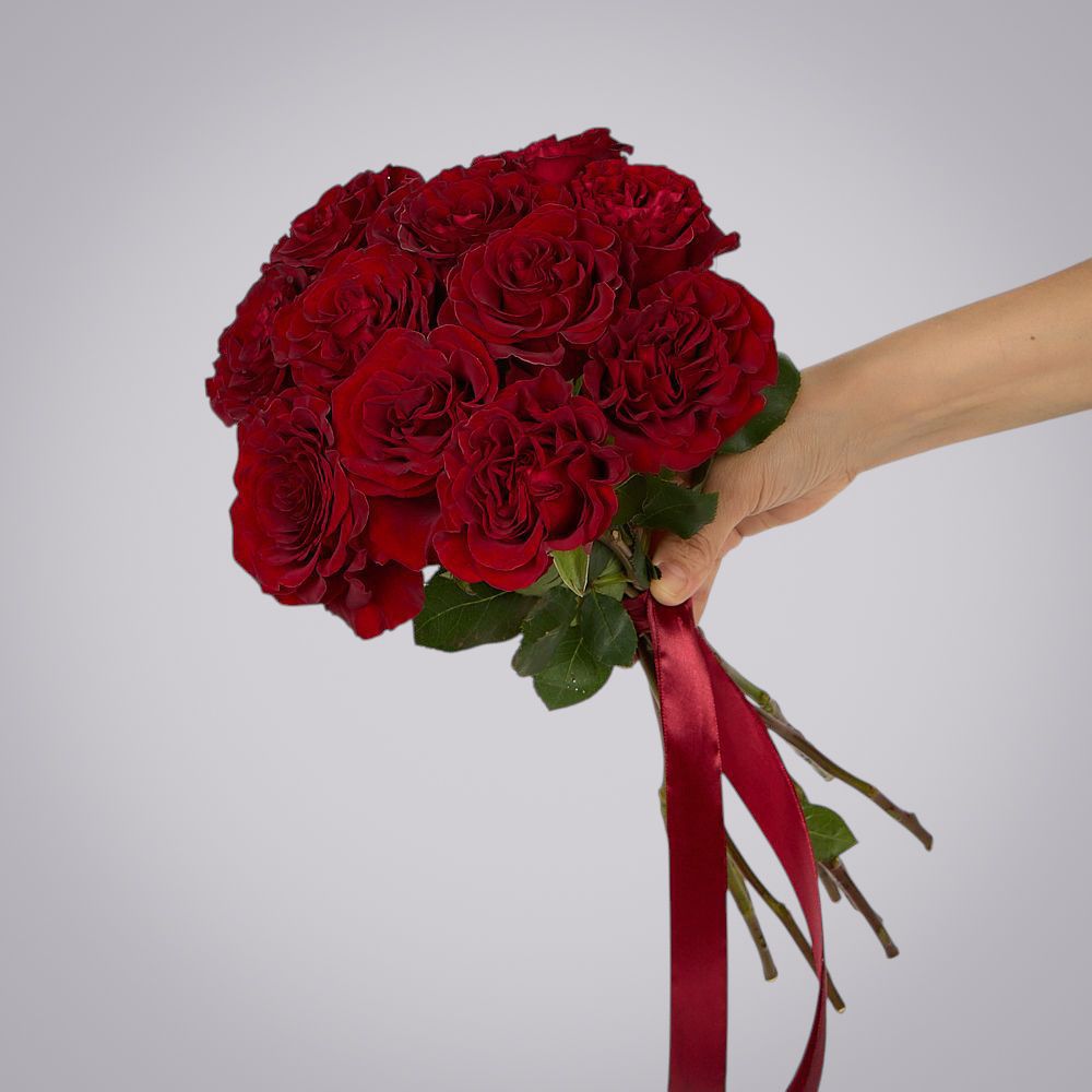 монобукет 11 пионовидных роз "hearts" под ленту 