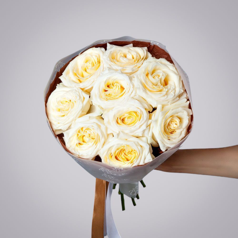 монобукет 9 пионовидных роз "candlelight" в бордовой упаковке с тишью 