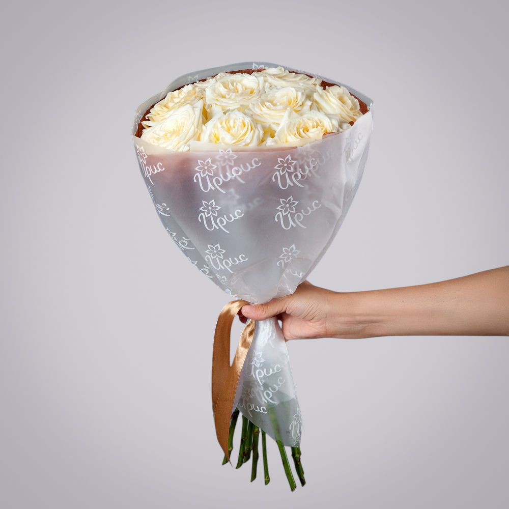 монобукет 9 пионовидных роз "candlelight" в бордовой упаковке с тишью 