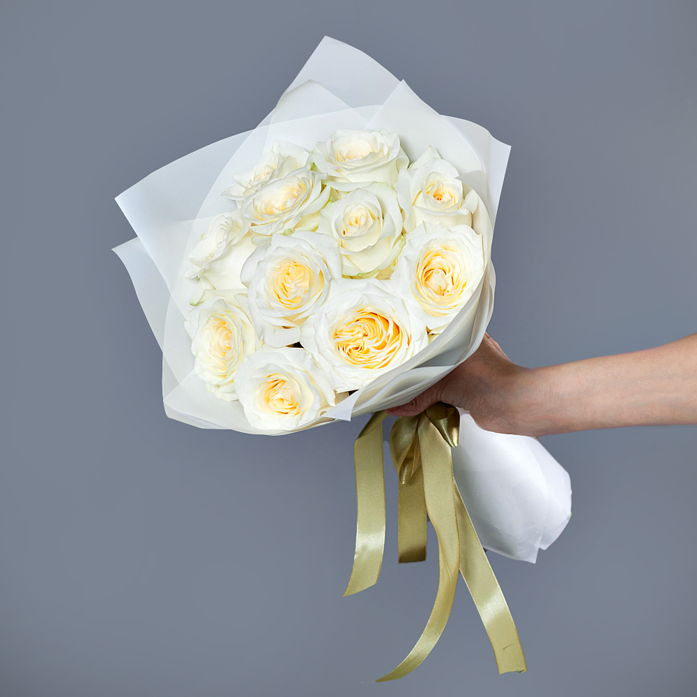 монобукет из 11 нежных роз "candlelight" в упаковке 