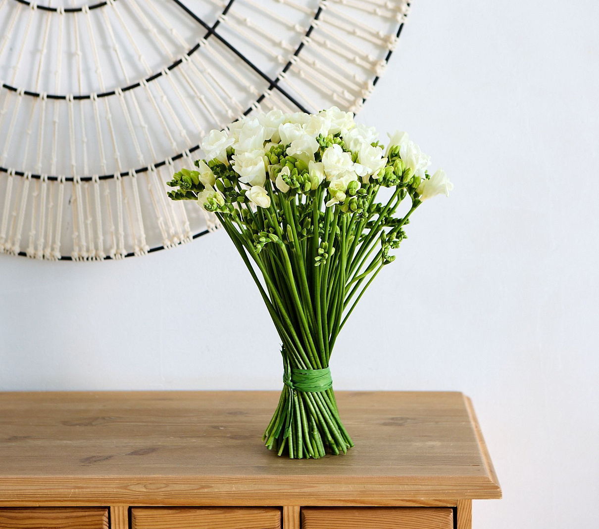 монобукет из 49 белых фрезий 