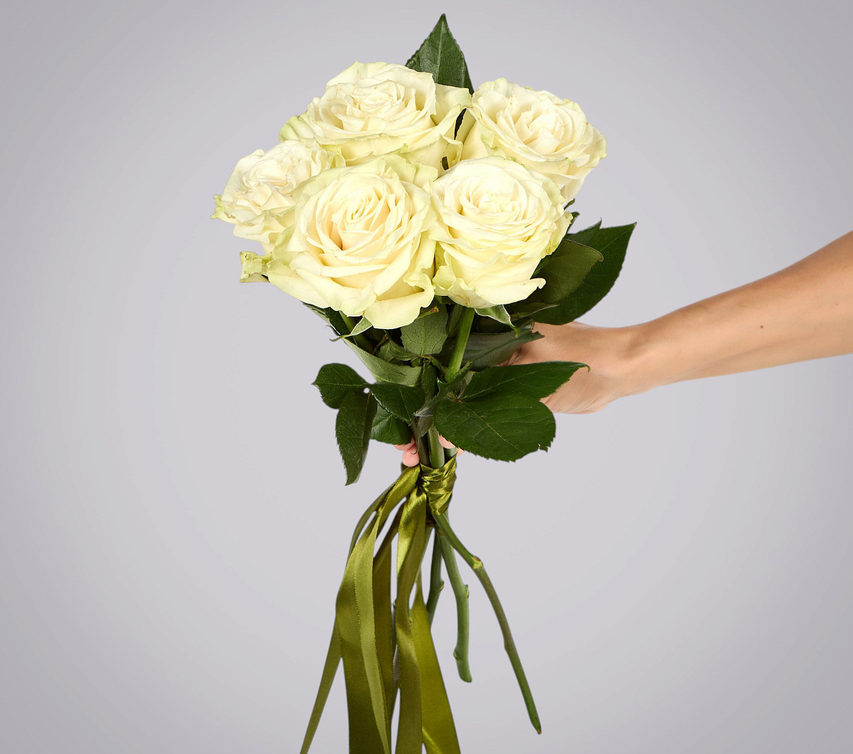 монобукет из 5 роз "mondial" под ленту 