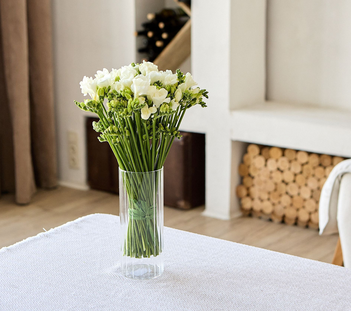 монобукет из 49 белых фрезий 