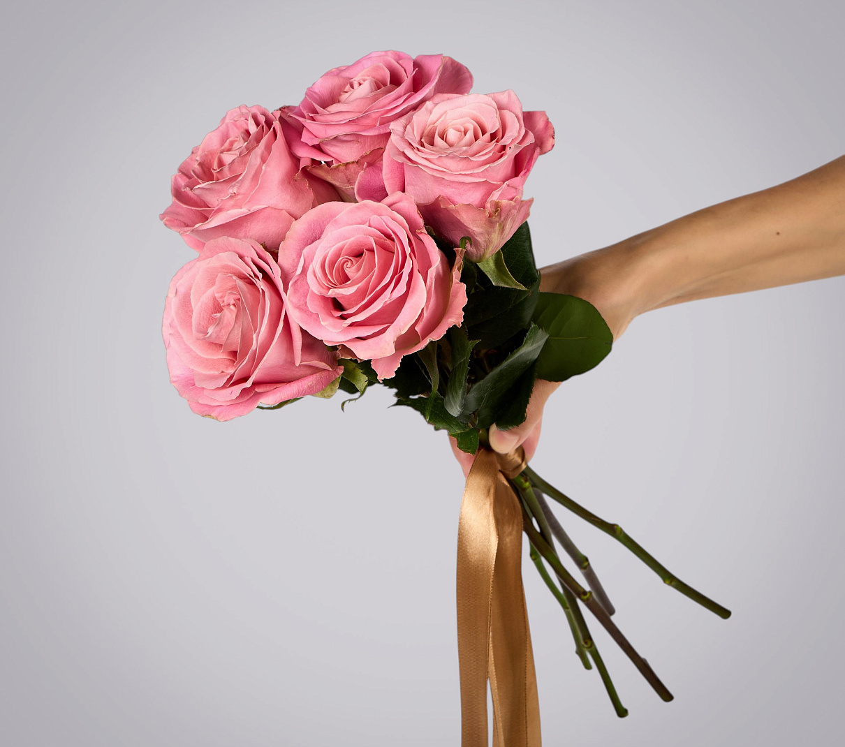 монобукет из 5 роз "hermosa" под ленту 