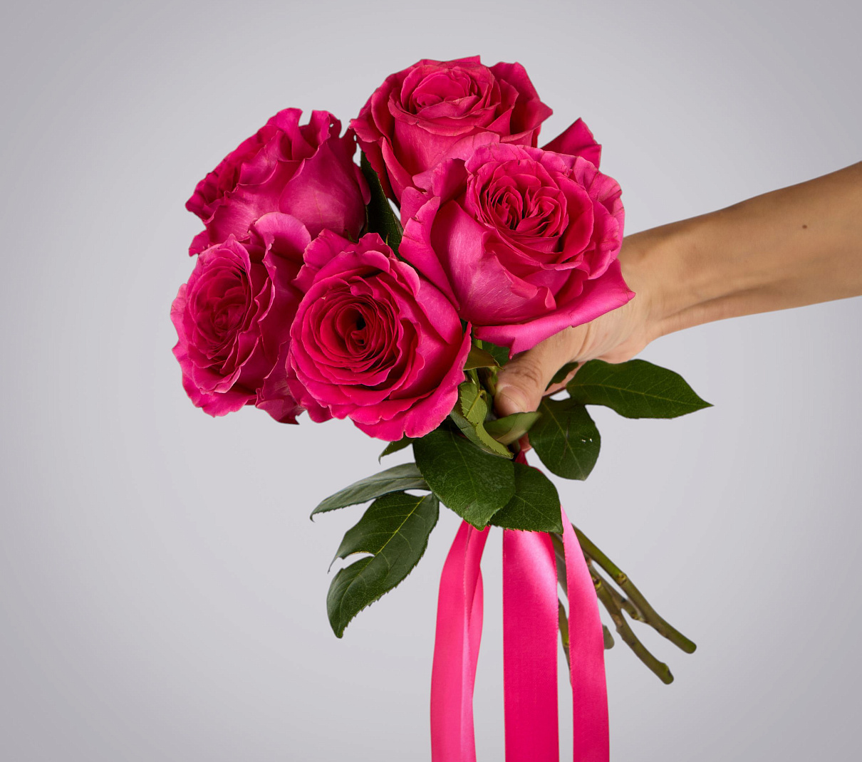 монобукет из 5 роз "pink floyd" под ленту 