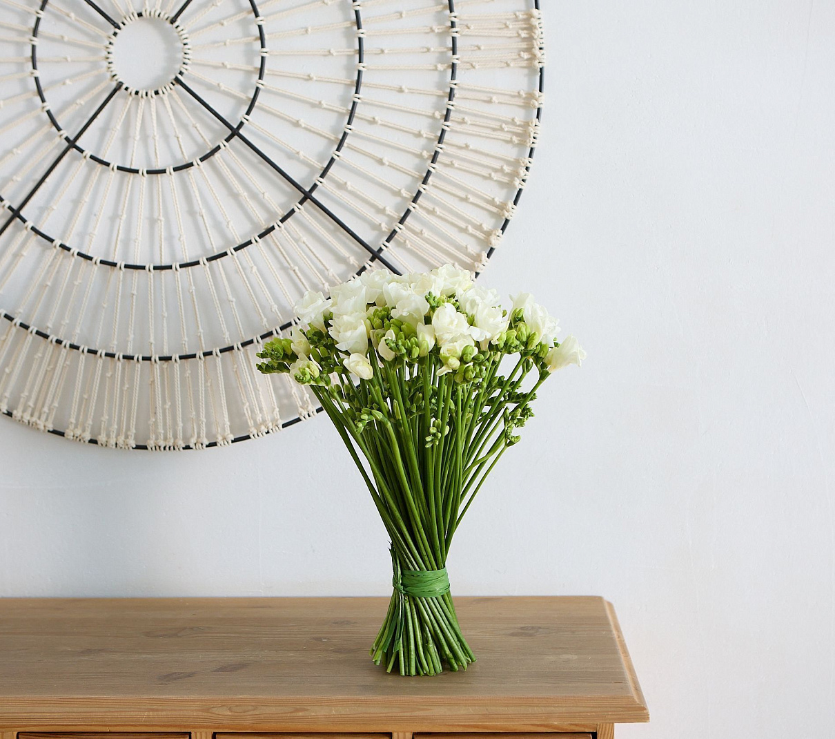 монобукет из 49 белых фрезий 