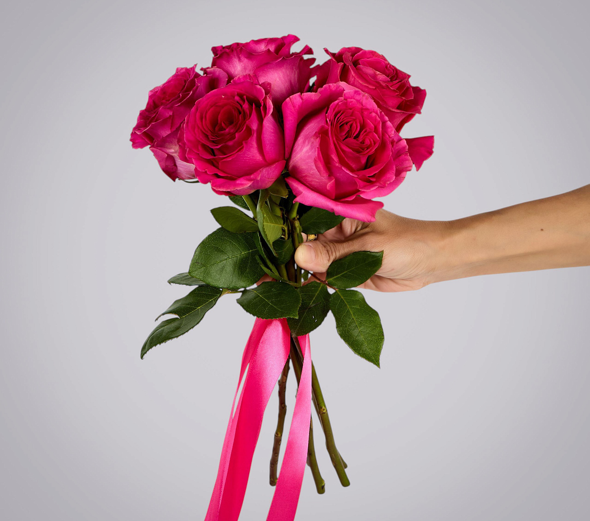 монобукет из 5 роз "pink floyd" под ленту 