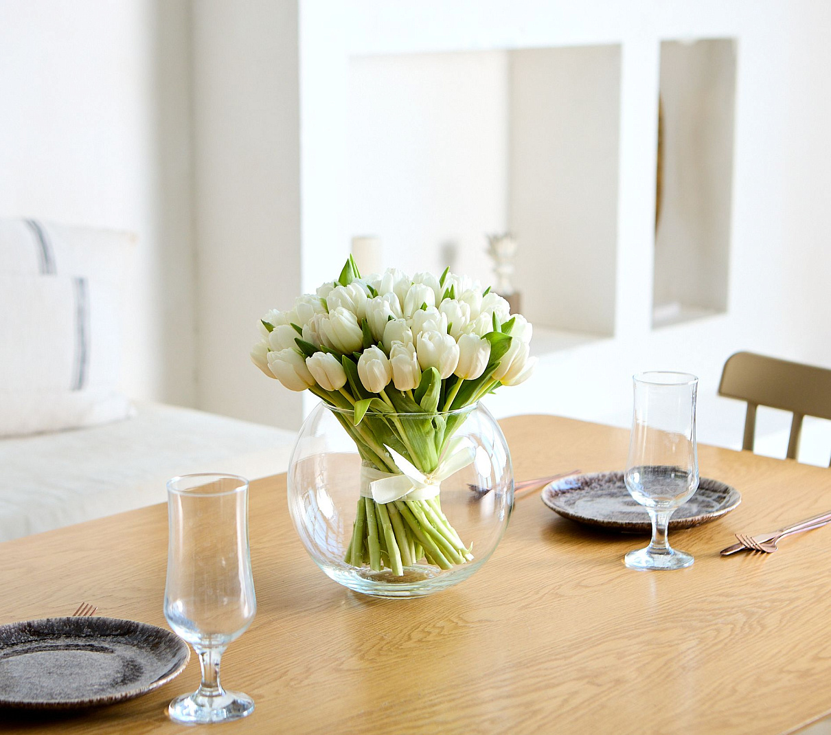 монобукет 51 белый тюльпан под ленту 