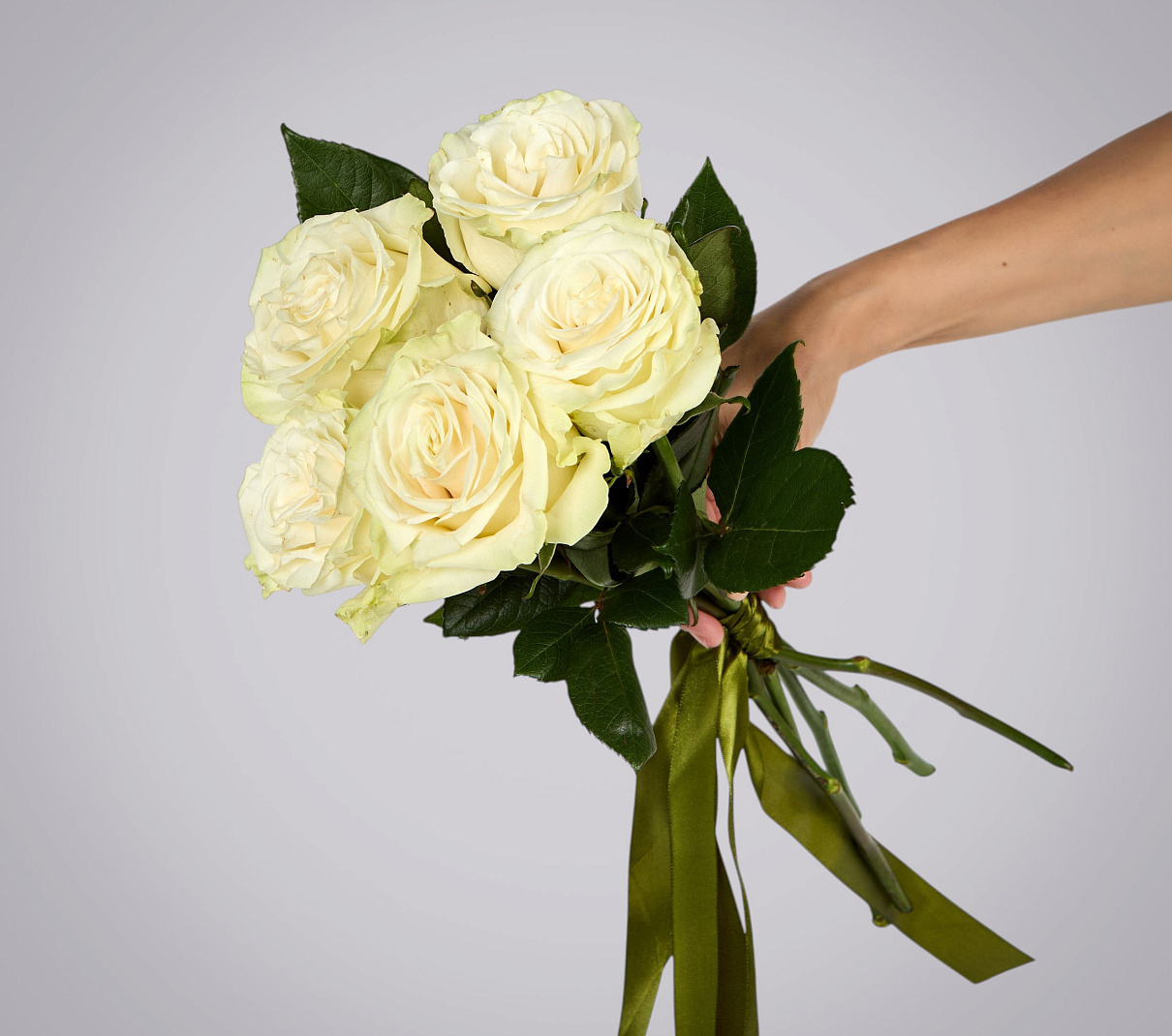 монобукет из 5 роз "mondial" под ленту 