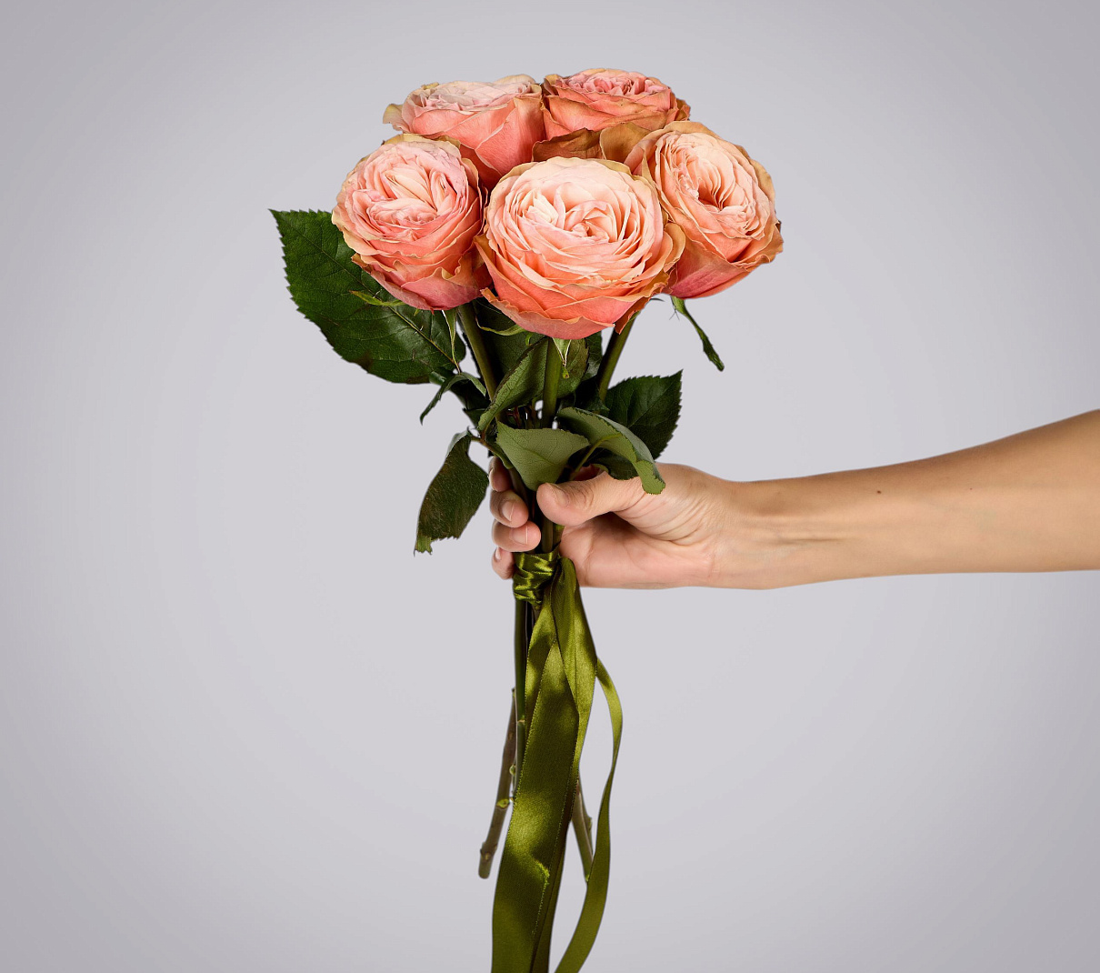 монобукет из 5 пионовидных роз "kahala" под ленту  